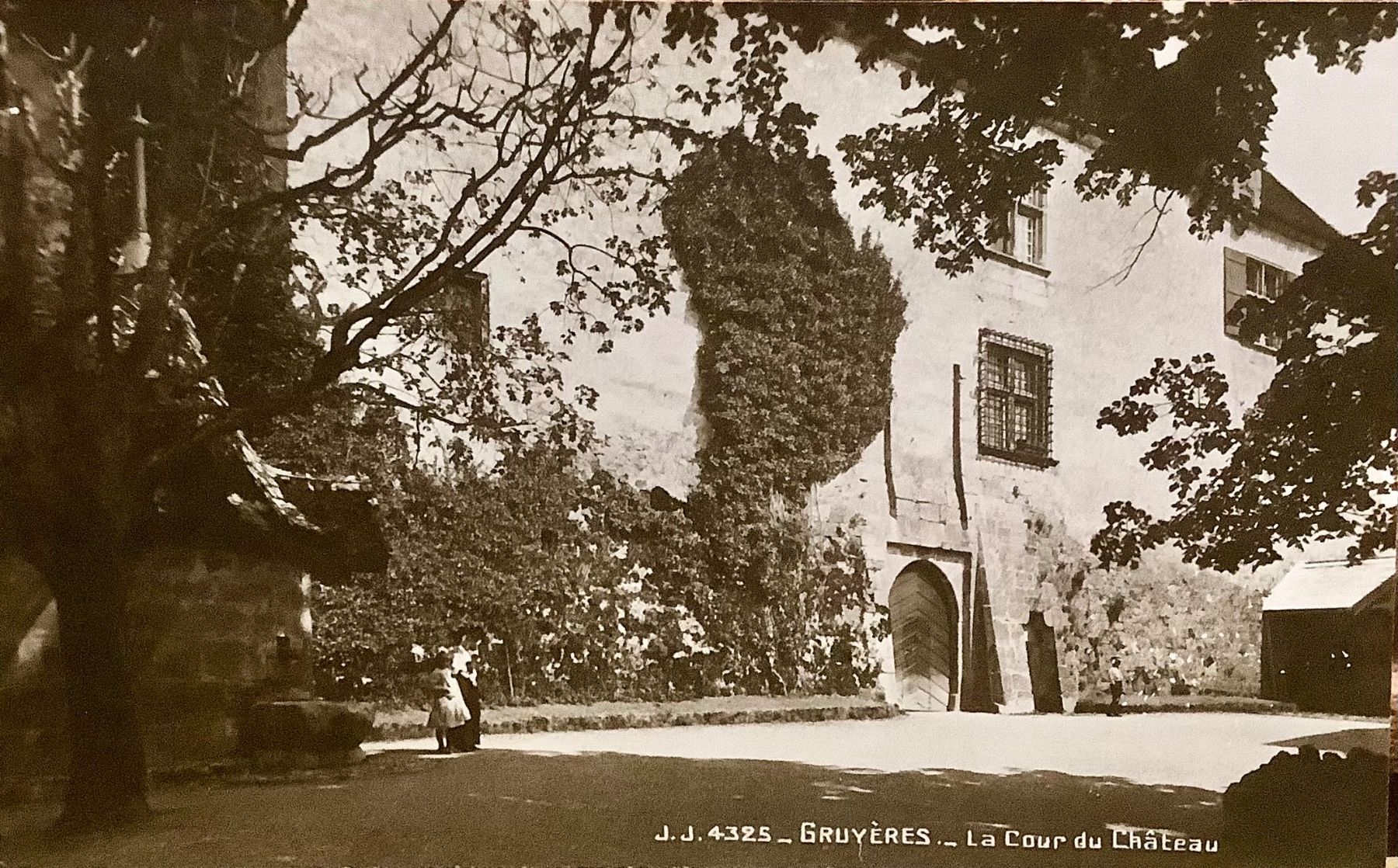 Cartoline postali: GRUYÈRES - La Cour du Château – Usato da Root venduto da ENGLAND-TREASURES 1