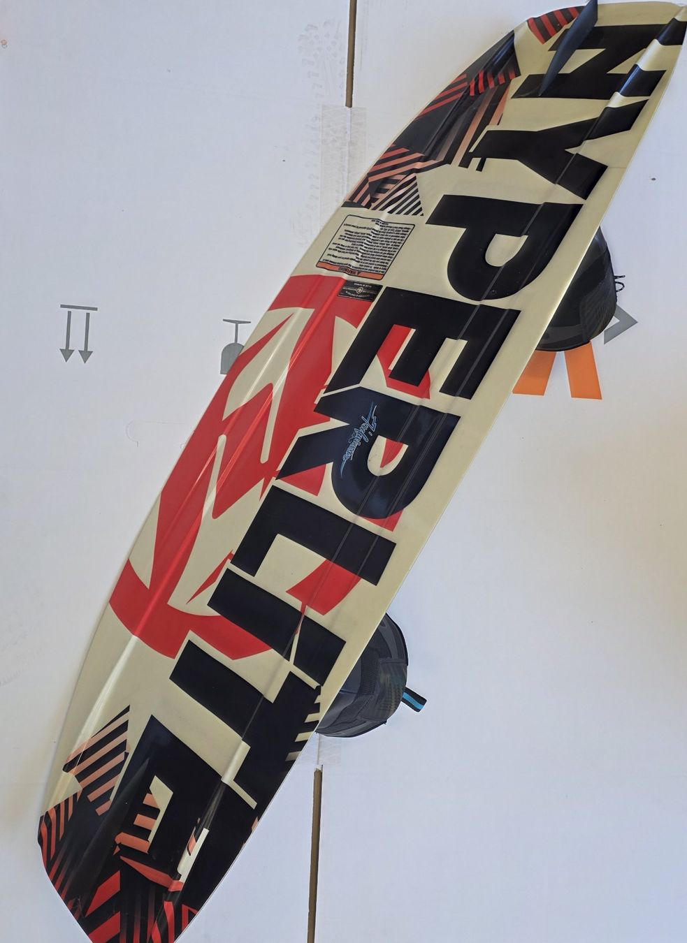Planches de surf: Hyperlite Motive Wakeboard mit Bindung gebraucht – D'occasion à Wollerau par CNP 1