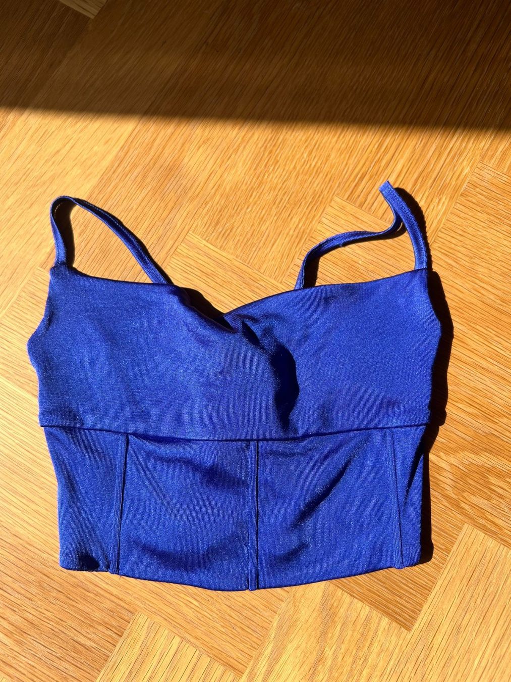Top: Subdued Crop Top – Nuovo (secondo la descrizione) da Zürich venduto da ain_njc7