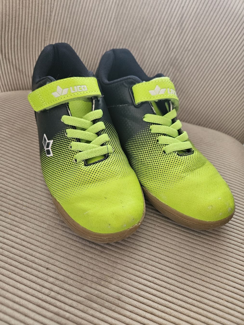 Schuhe für Jungen: Hallenschuhe Gr. 37 – Gebraucht aus Schötz von Nico040