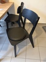 4 x schwarze Holzstühle mit Lederkissen
