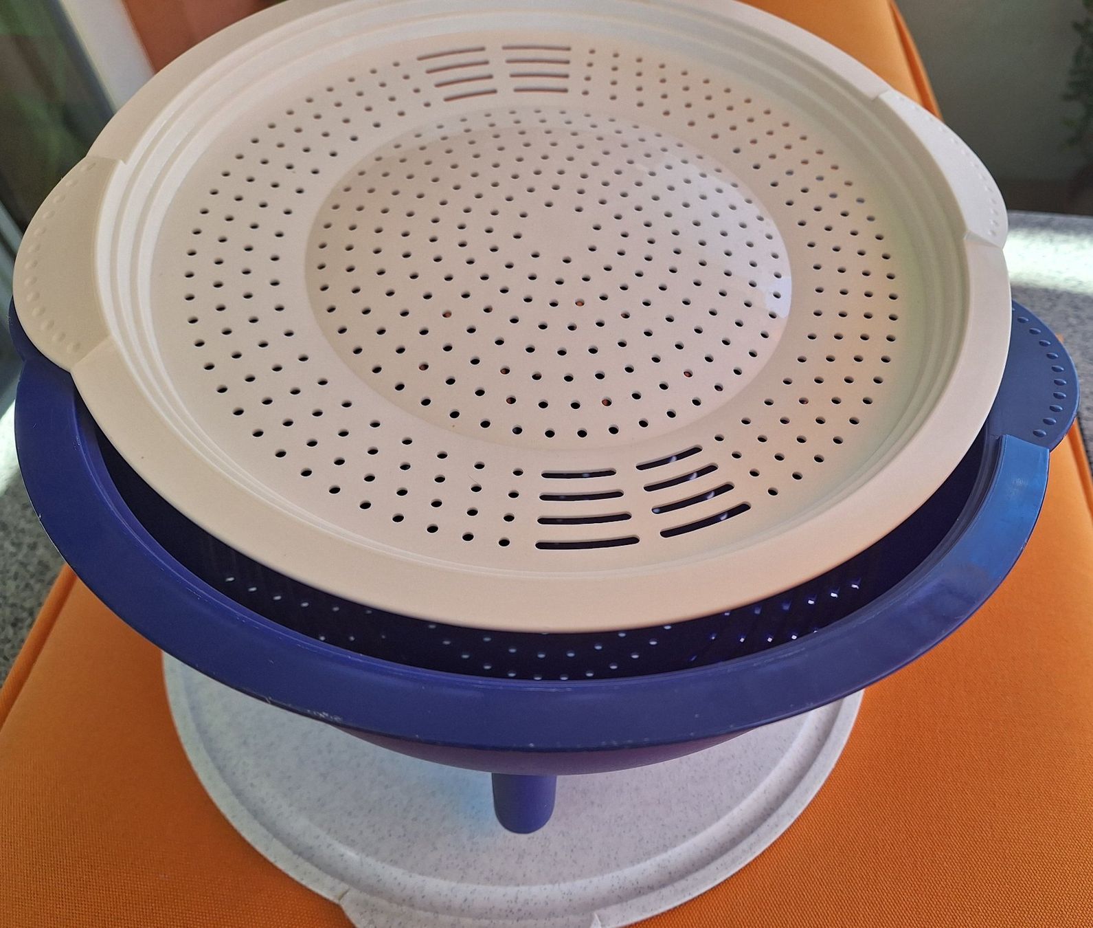 Tupperware Contenitori & Simili: Grosses Sieb mit Schneidbrett/Tupperware – Usato da Wattwil venduto da Siedlergreen 1