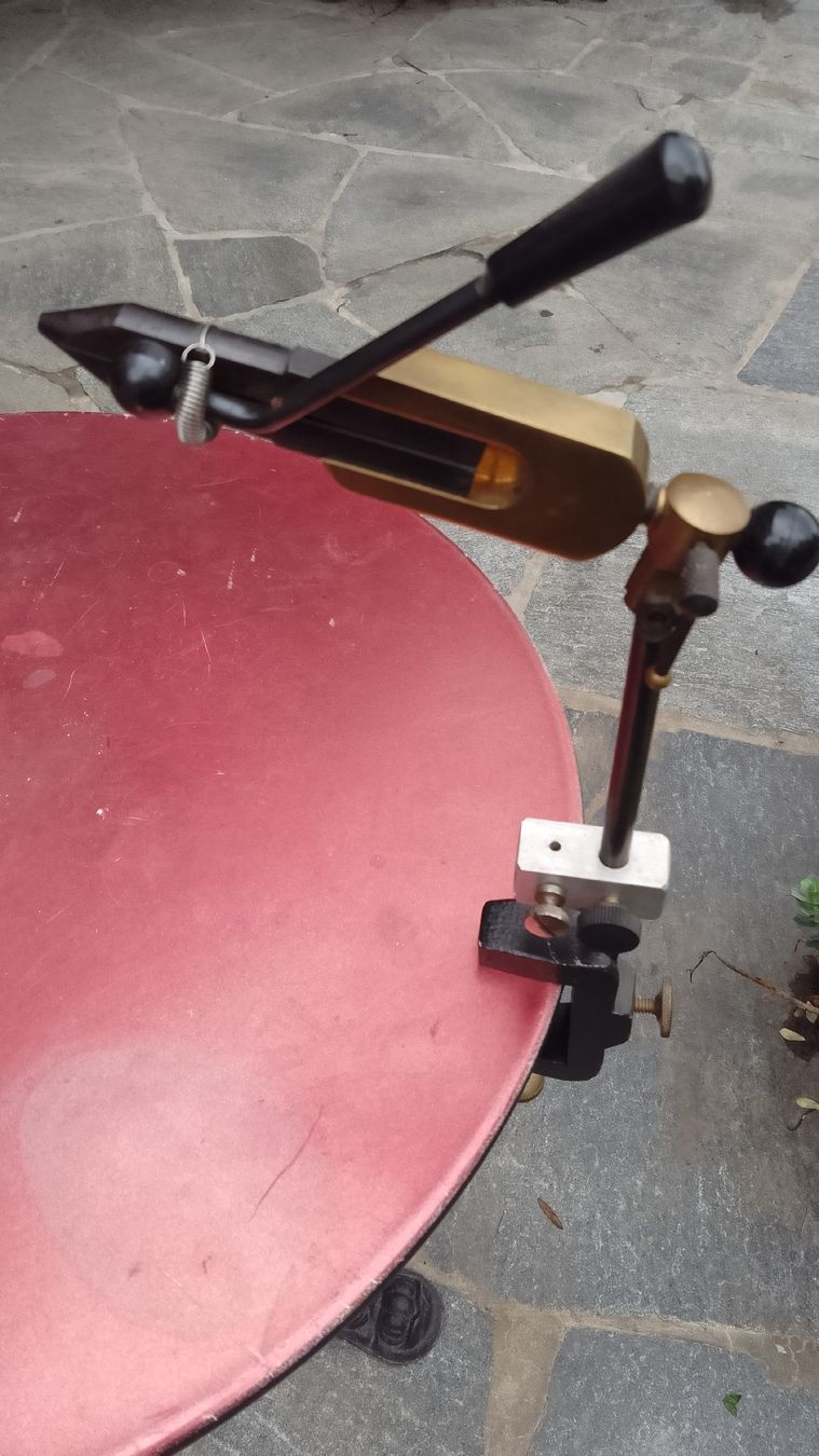 Macchine rilegatrici: Fliegenbindestock / Bindestock mit Tischklemme Top Zustand – Usato da Gretschins venduto da Gisi7