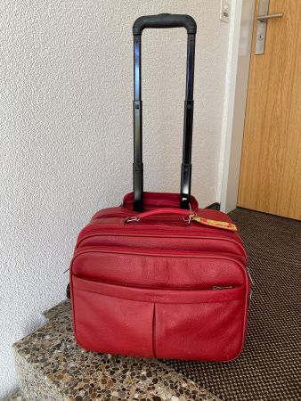 Rollkoffer Leder rot fürs Büro