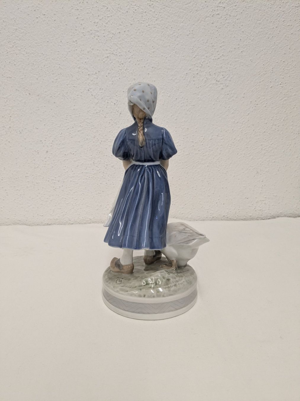 Royal Copenhagen Statuette: Royal Copenhagen Mädchen mit Gans 527 – Usato da Weinfelden venduto da blaukreuz_brocki_TG 2