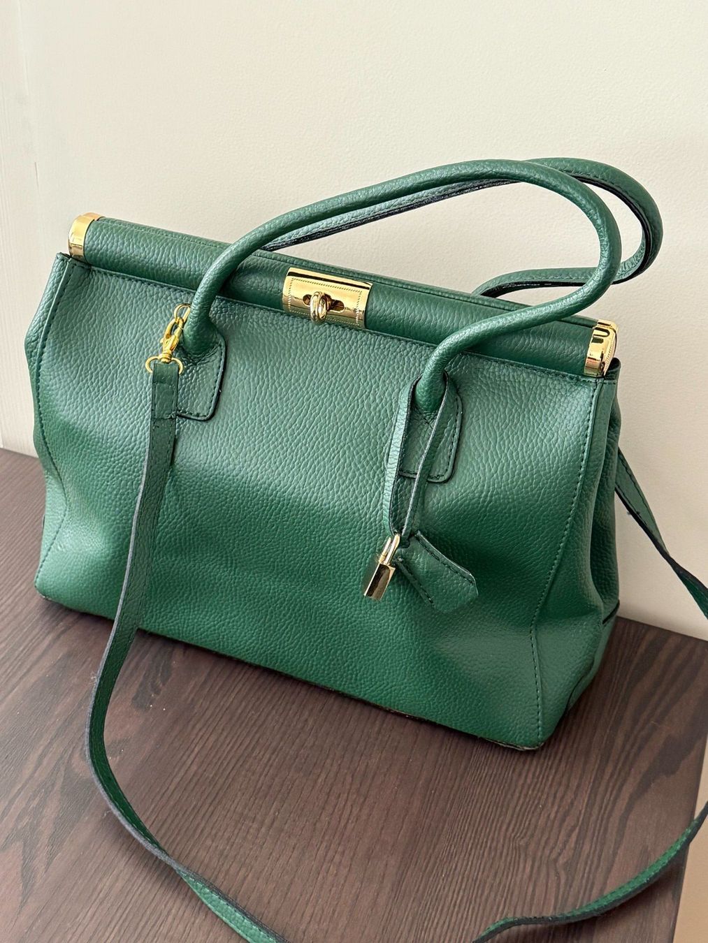 Borse da donna: Sac en cuir vert – Nuovo e nell'imballaggio originale da Le Locle venduto da tchanatakoua