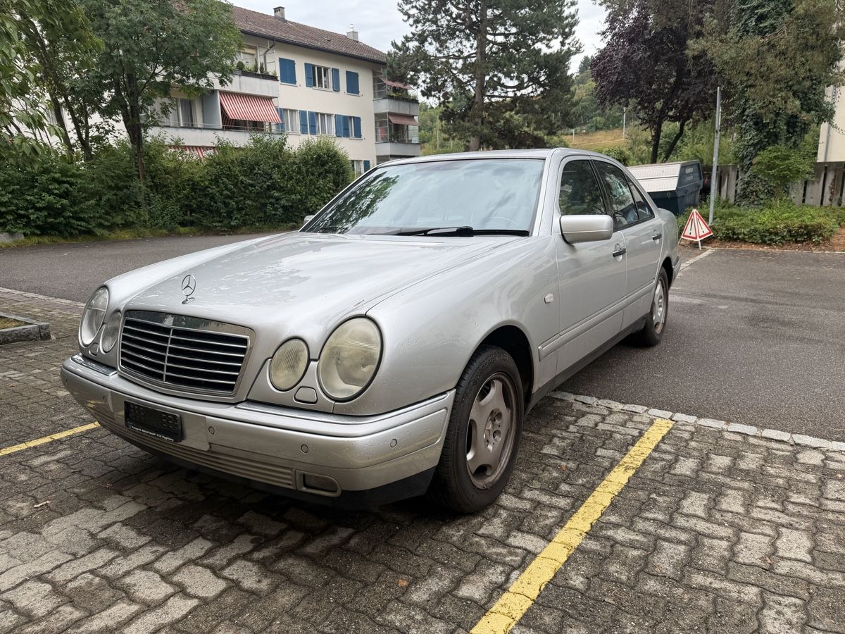 Mercedes-Benz Automobili: Mercedes-Benz E320 4Matic – Difettoso da Liebefeld venduto da MadMace