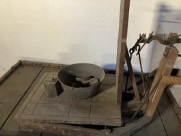 Antike Waage aus Holz mit Gewichten gebrauchter Zustand