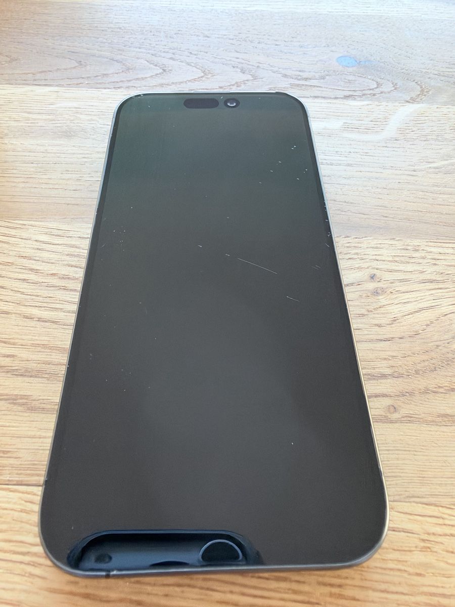 Apple Handys / Smartphones: iPhone 15Pro - Kratzer auf Display – Gebraucht aus Wettingen von lutenus 1