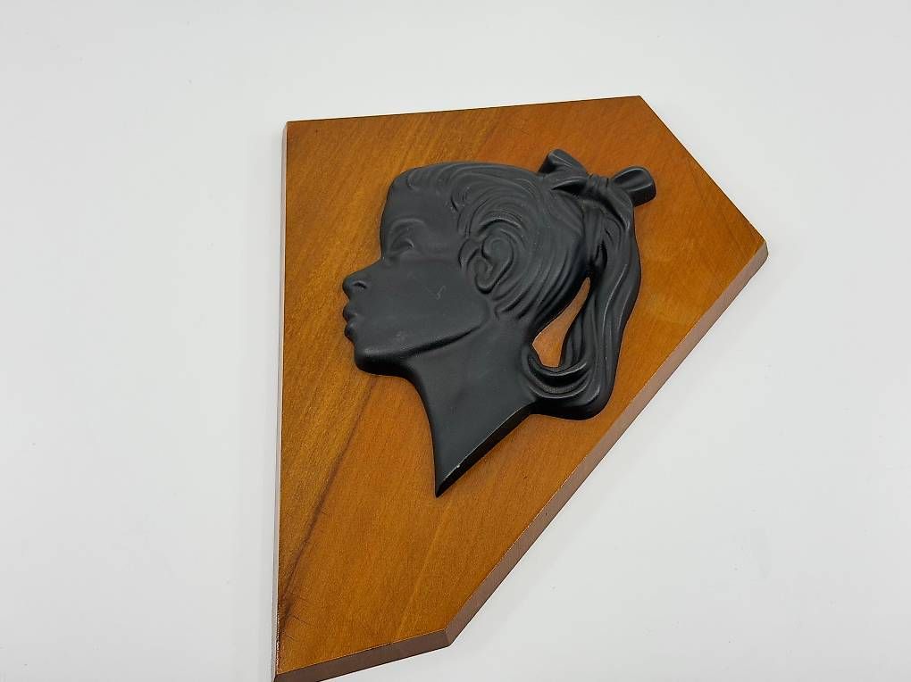 Foto & Immagini: Relief Wandbild Mädchenprofil auf Holz, 1960er – Usato da Winterthur venduto da Anto-Bella 3