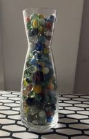 Glas voller Murmeln