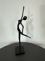 Moderne Kunst-Skulptur, Tänzerin aus Metall, Schwarz.