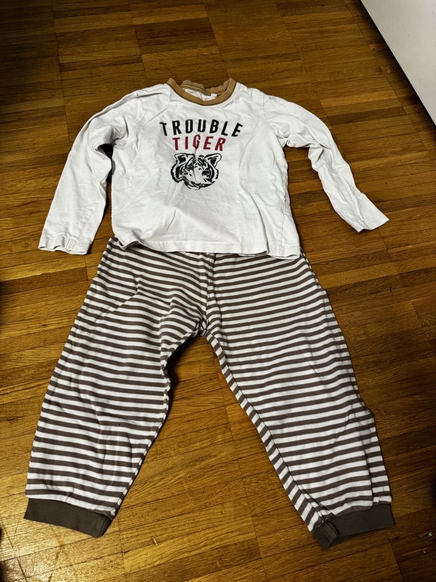 Pyjamas & Ähnliches: Pyjamas und Thermounterwäsche – Gebraucht aus Bätterkinden von car_c9dt 2
