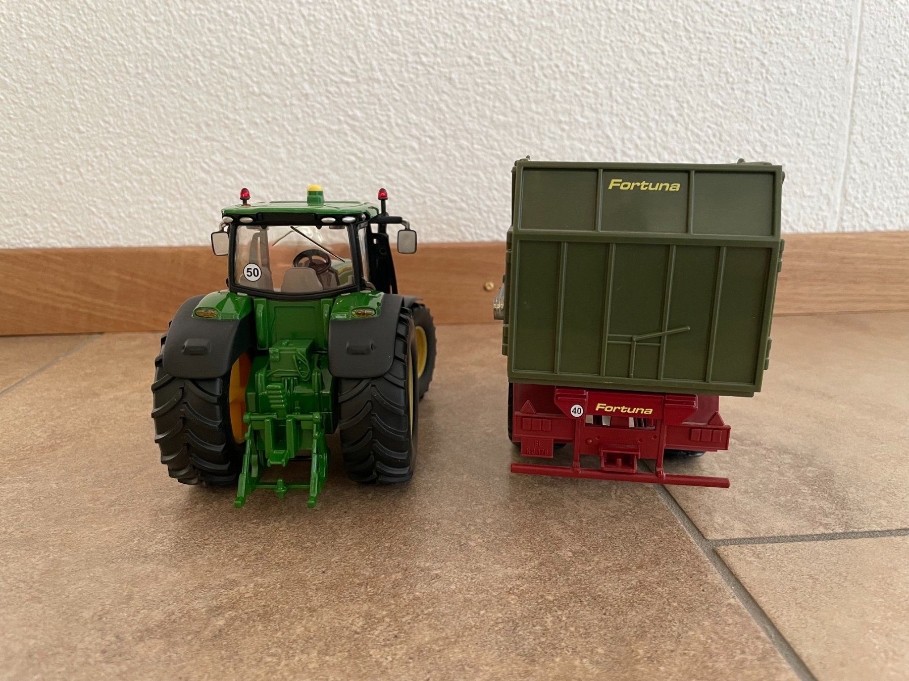 John Deere Trattori: SIKU John Deere 6210R mit Fortuna – Nuovo e nell'imballaggio originale da Kreuzlingen venduto da Stefan1150 3