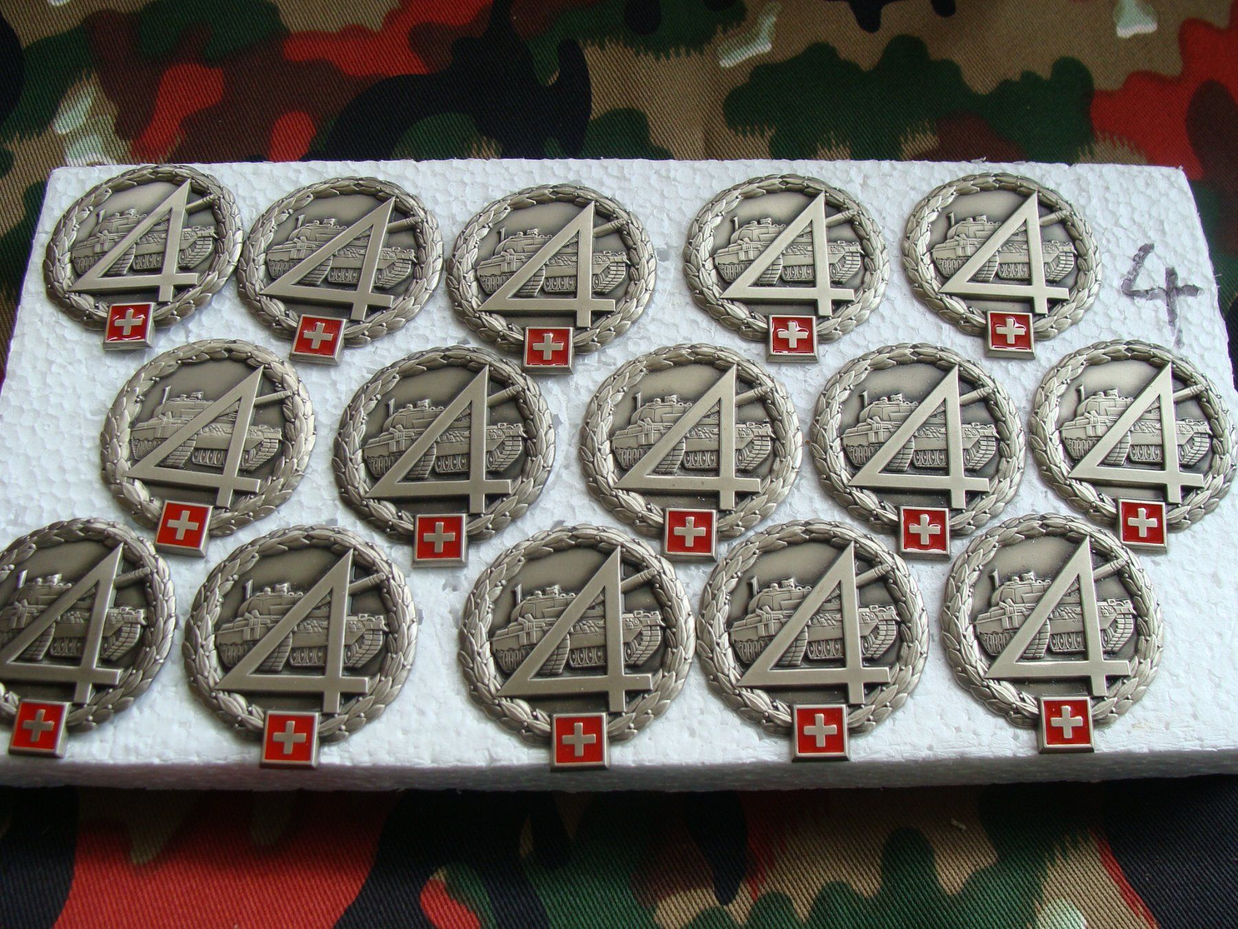 Schweizer Armee Placchette & Badge: Lot de 15 insignes de béret  CHAR 4 – Usato da Cuarny venduto da hen_g7hn