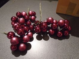 Weihnachtsbaumkugeln zusammengebunden, rot/violett Ton