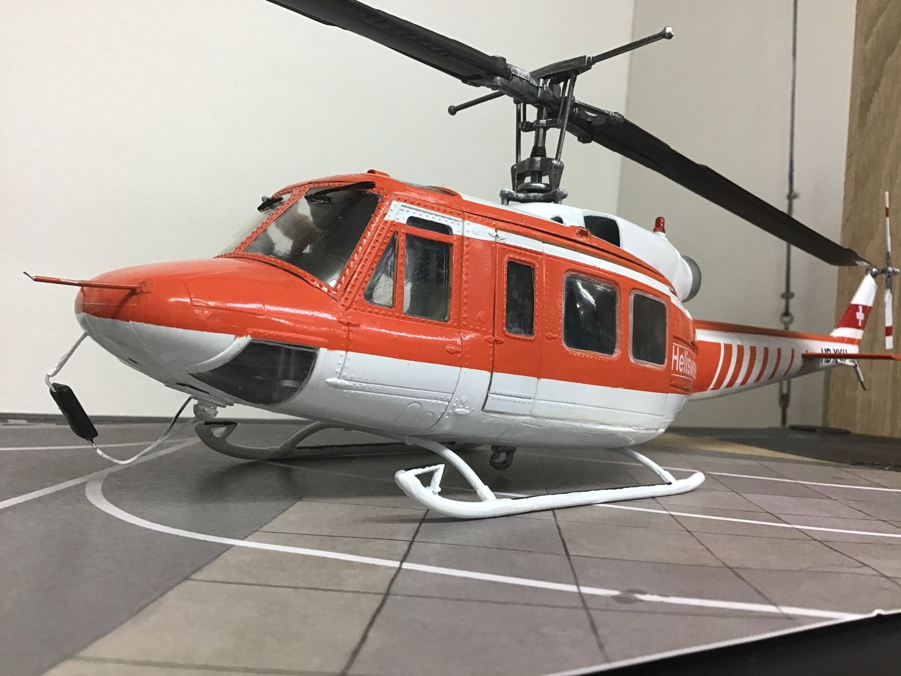 Modellbausätze & Standmodelle: Heliswiss Modell Hubschrauber, Bell 1:32 – Neu (gemäss Beschreibung) aus Männedorf von Spezial-Modelle
