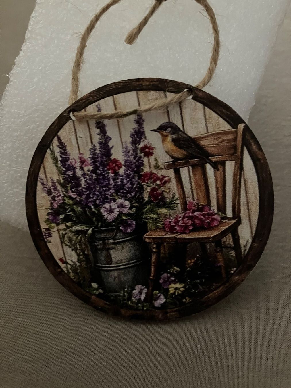 Tutte le decorazioni: Süsses 2d flaches Vogel Blumen Holzbildli, Durchm. 8 cm – Nuovo (secondo la descrizione) da Affoltern am Albis venduto da Dlotti 2