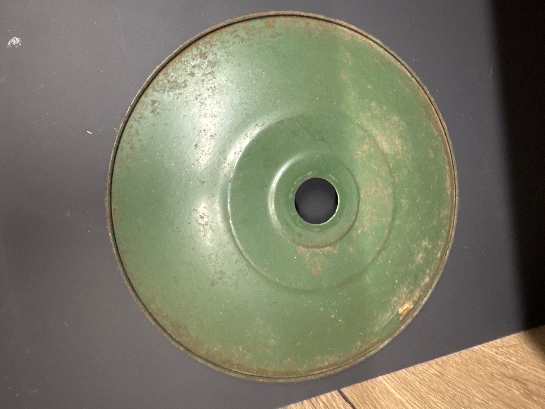 Paralumi: Lampe abat-jour vintage émaillé vert – Usato da Lajoux JU venduto da Briard0 2