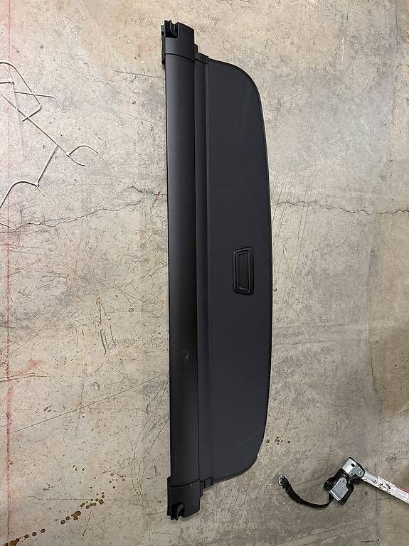 Audi Tutti pezzi di ricambio auto: Original Audi e-tron Gepäckraumabdeckung – Usato da Horw venduto da Mred