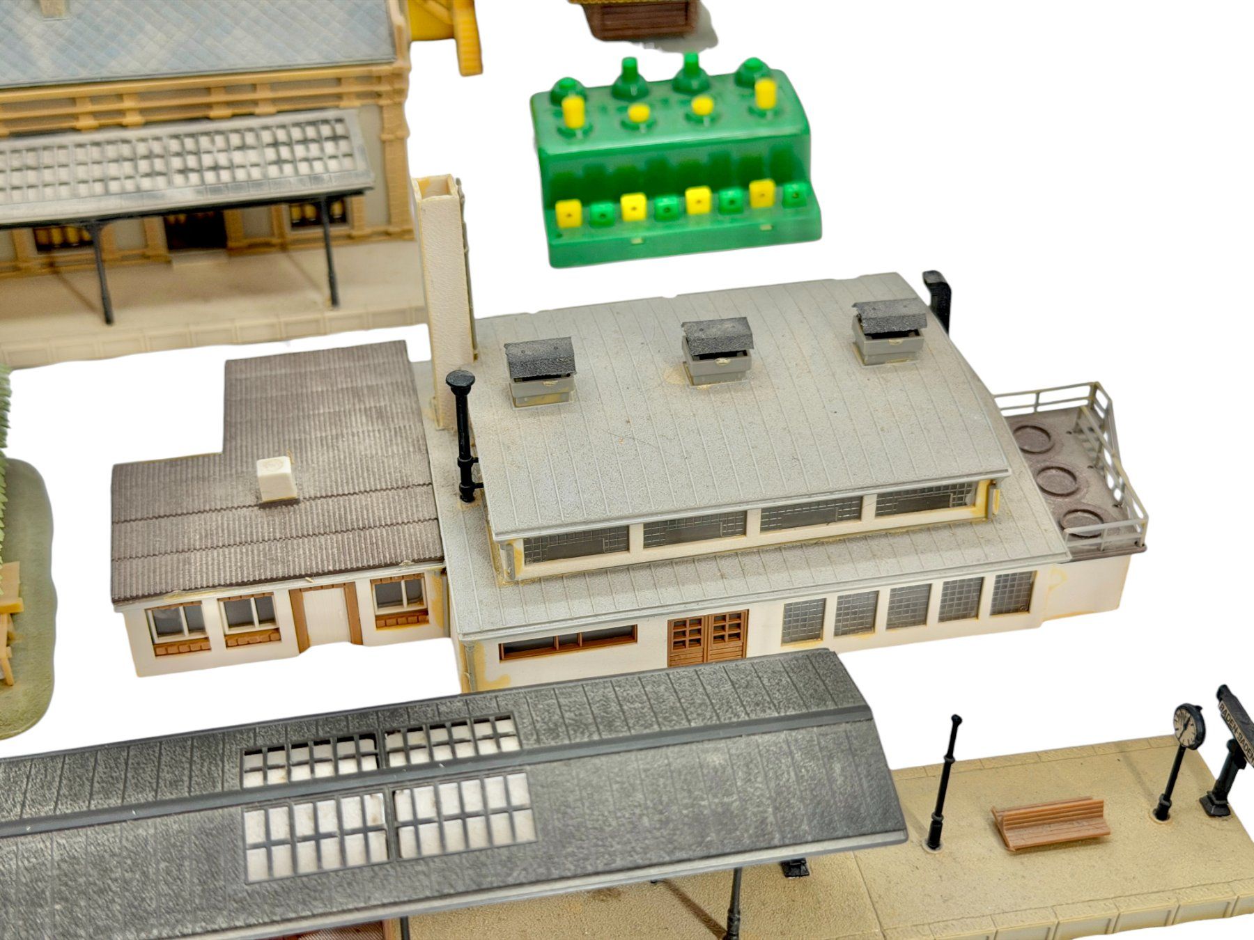 Kibri Modellini di ferrovie: Lot de 11 bâtiments miniatures pour circuits de train – Usato da Morges venduto da vintiques 4