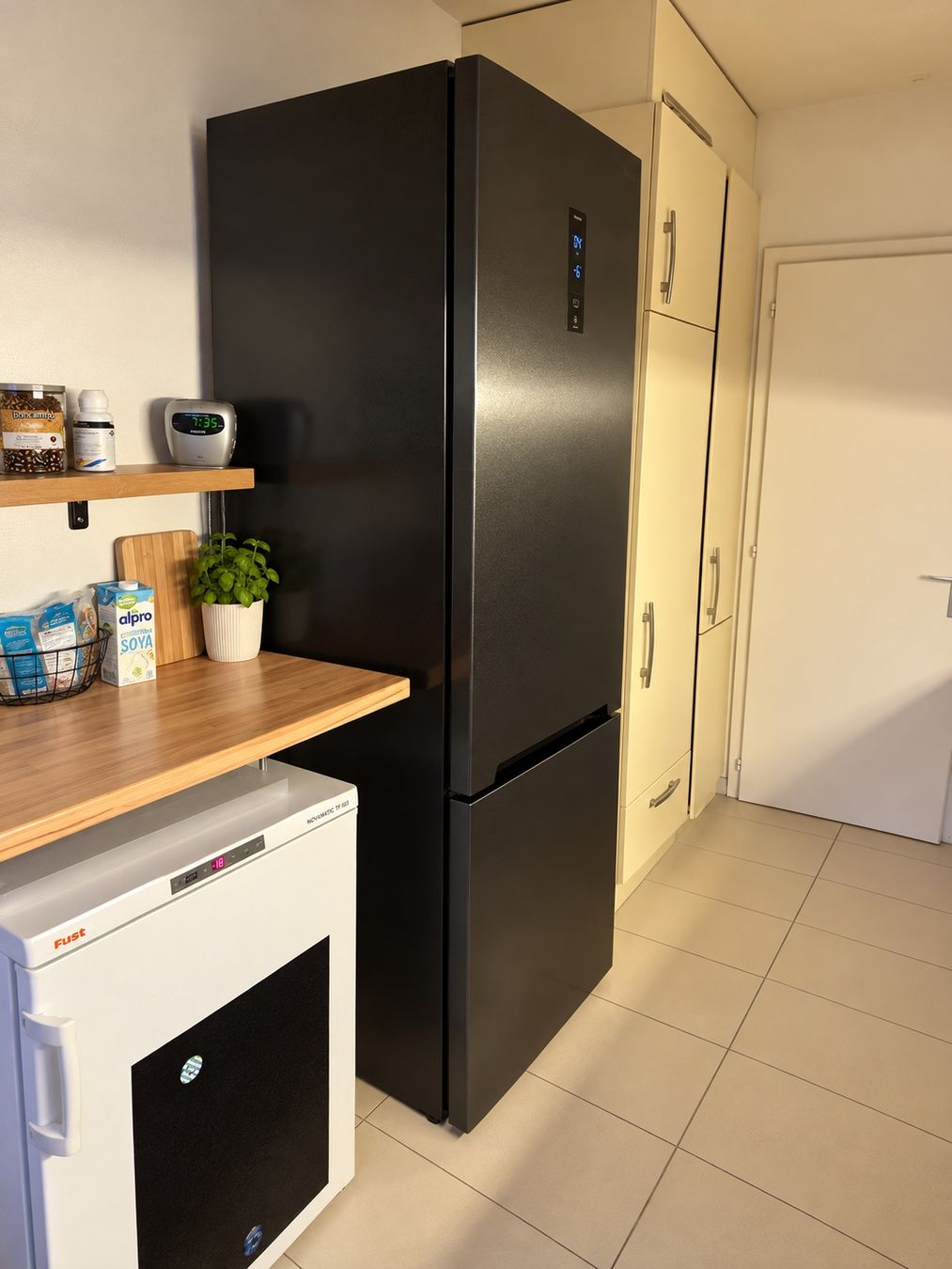 Sharp Réfrigérateurs: Frigo-Congélateur Sharp noir – D'occasion à Vevey par Thierry1800.