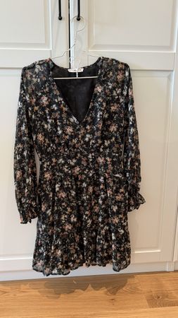 Kleid mit Blumenmuster Gr. M - wie neu