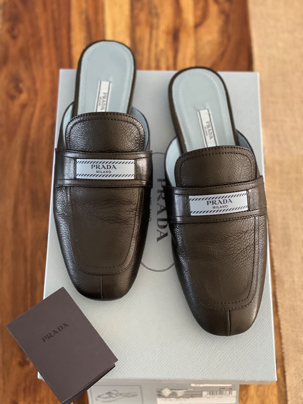 Prada Scarpe da donna: Prada Leder-Mules mit Logo-Patch Neuwertig – Usato da Felben-Wellhausen venduto da begean