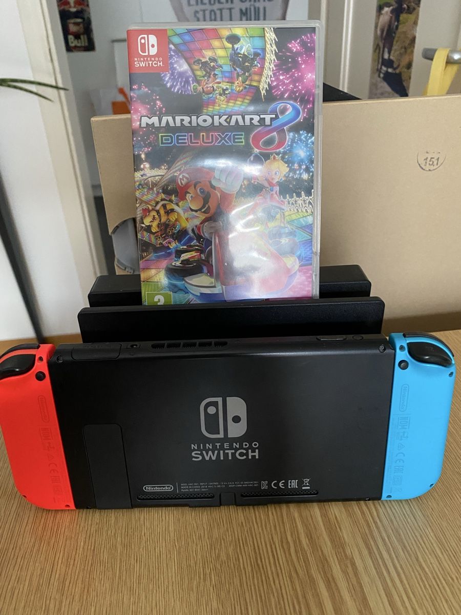 Nintendo Console: Switch plus Ladestation und 1 Spiel – Usato da Zürich venduto da Ethno1 1