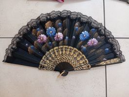Fächer schwarz mit Blumenmuster und Spitze neuwertig