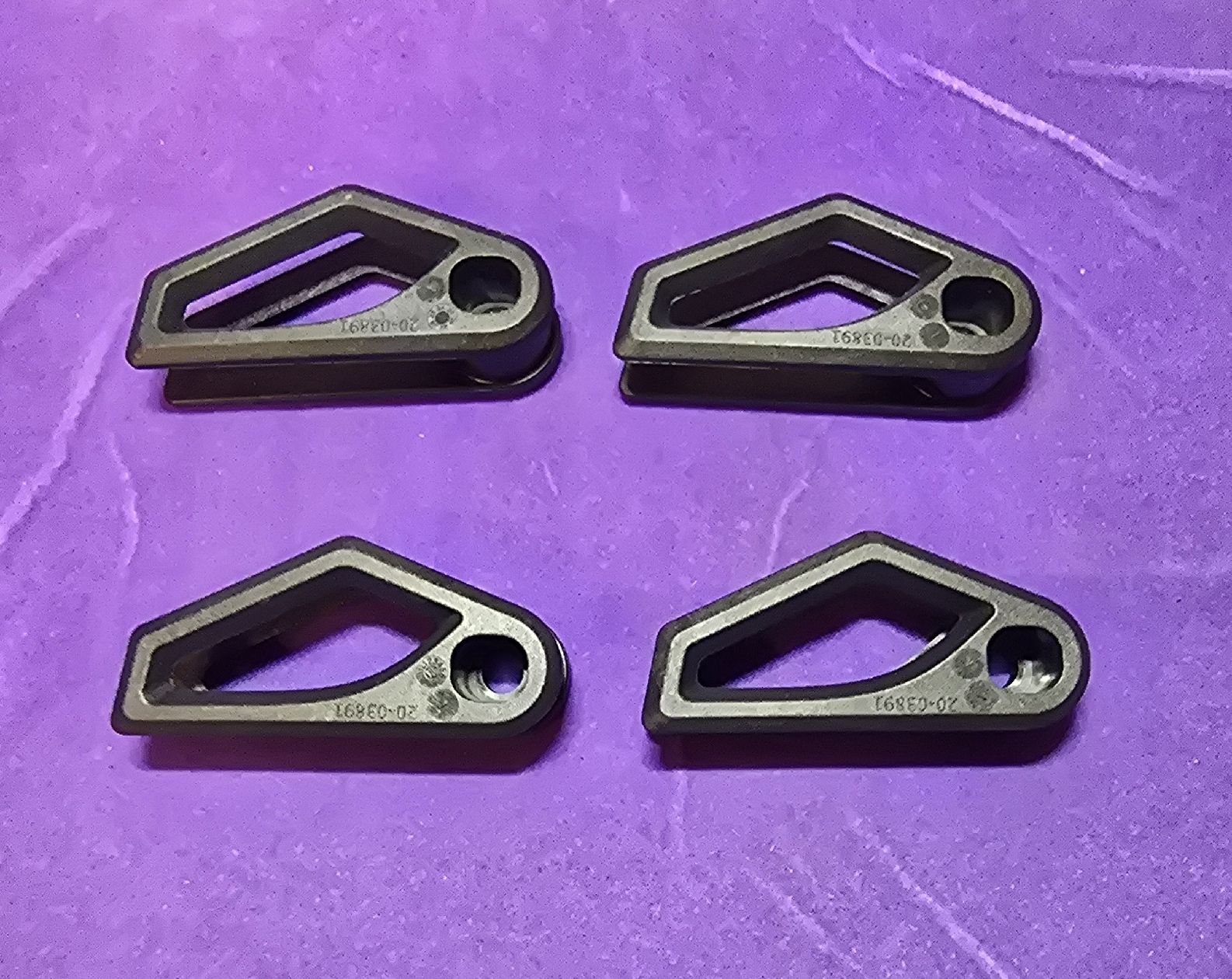 Ersatzteile: 4x Kettenführung – Neu (gemäss Beschreibung) aus Wangs von Restposten.Garage 1