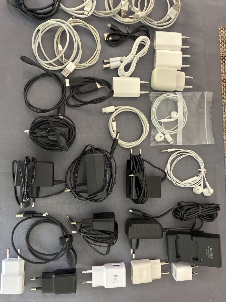 Caricabatterie: Diverse Ladegeräte, Kabel & Kopfhörer – Usato da Breil/Brigels venduto da Bergziege7165 2