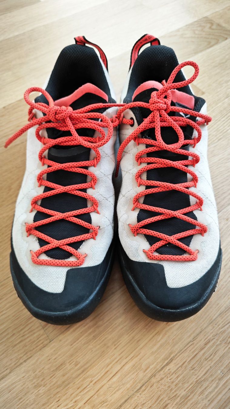Salewa Damenschuhe: Wanderschuhe Saleva canvas – Gebraucht aus Burgdorf von nas_65x9