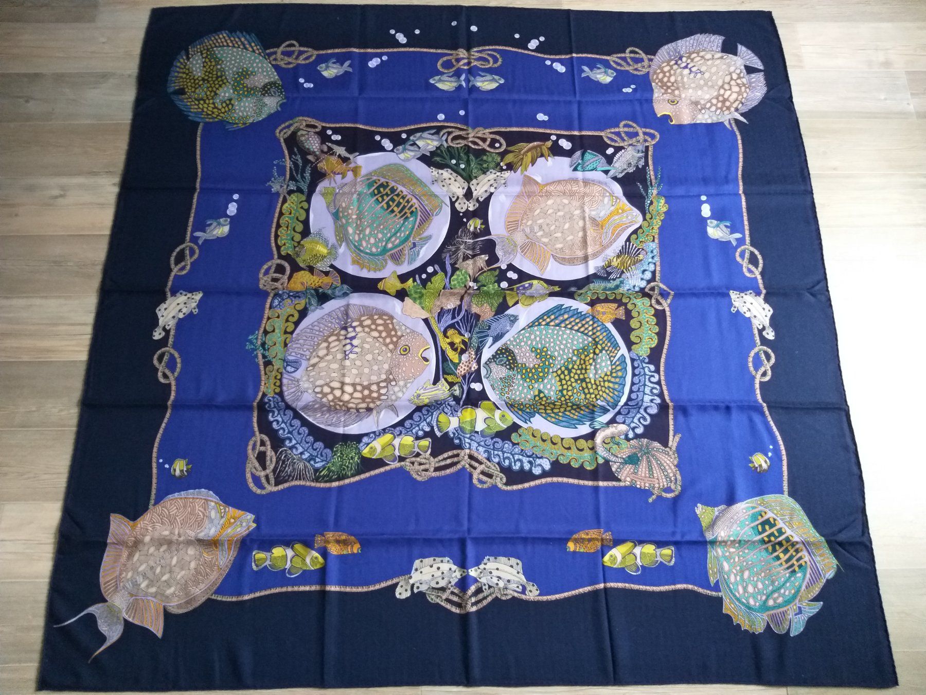 Carré Hermès En Soie 70x70 Cm - Motif "À La Plume" - Bleu, Orange, Vert - Occasion