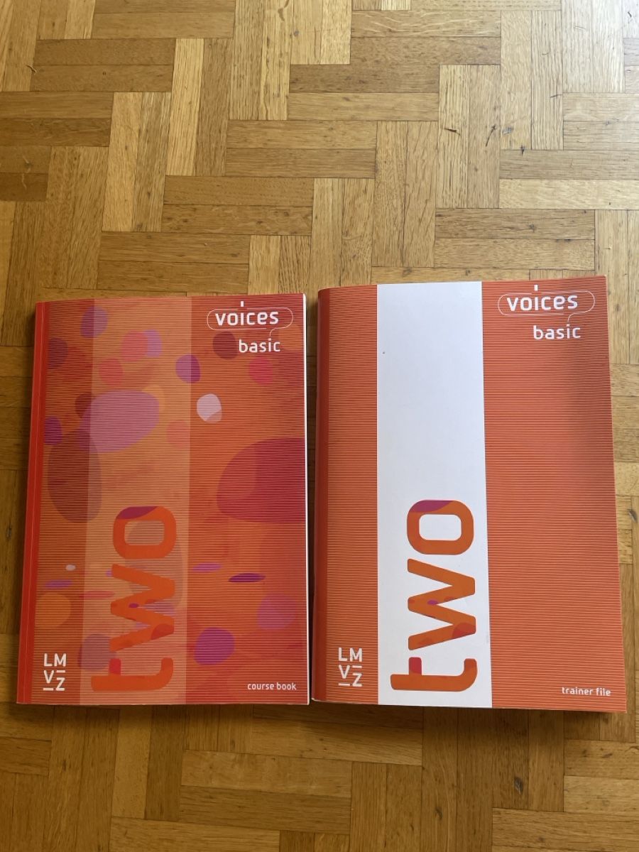 Bücher: Voices basic Two course book trainer file CDs – Gebraucht aus Zürich von Uhluupu