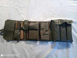 Putzrolle Militär olivgrün mit Putz und Reinigungs Material 