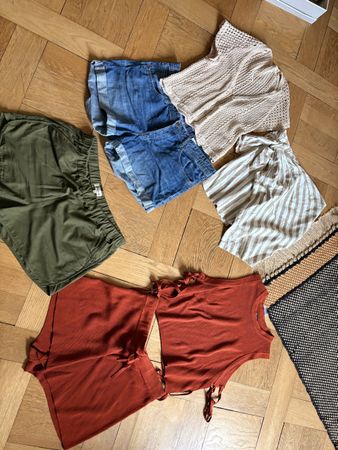 Sommer-Set: Shorts, Top, Strickjacke und Jupe