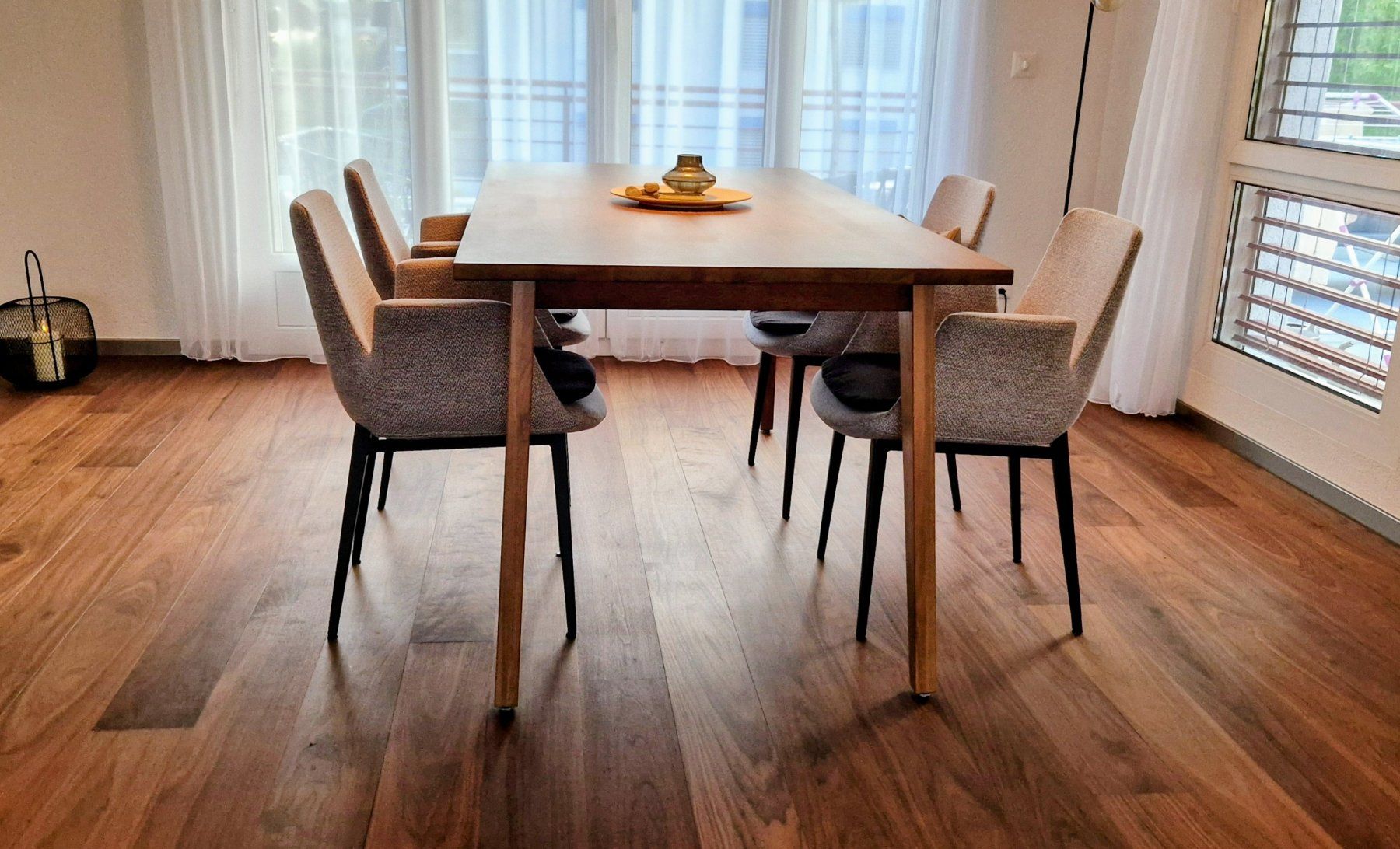 Pfister Sedie: 4 Moderne Esszimmerstühle mit Armlehne – Nuovo (secondo la descrizione) da Schmitten FR venduto da Sandraplu 1