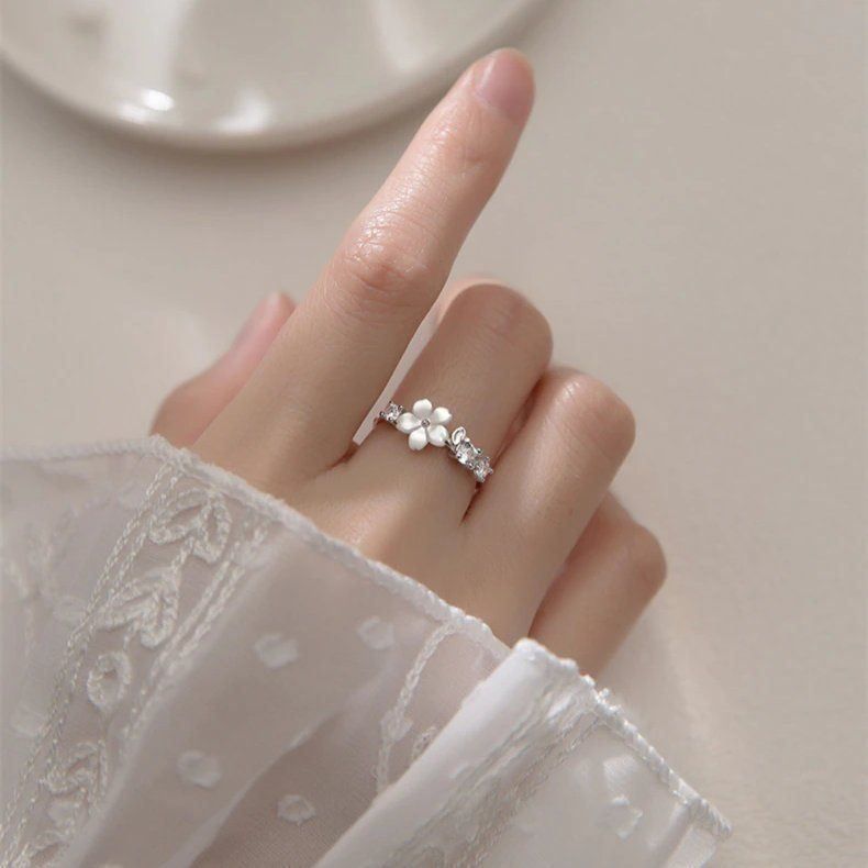 Ringe: Weisse Blume Ring aus Silber – Neu und originalverpackt aus Wil SG von Veratier 1