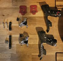 Sram RED ETap AXS Schalthebel und Bremssättel