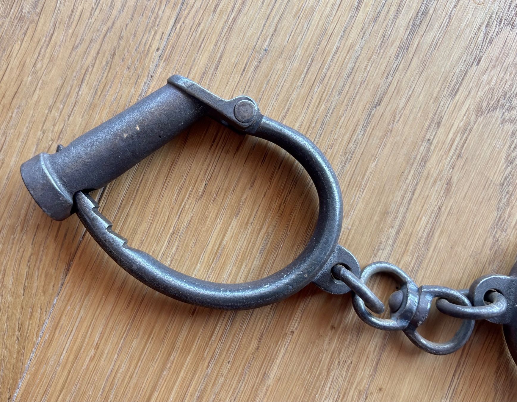 Sonstiges für Firmenanlässe & Parties: Originale antike geschmiedete Handschellen, Handfesseln – Gebraucht aus Lüchingen von Eeizo 2