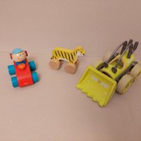 Set aus drei Holzfahrzeugen