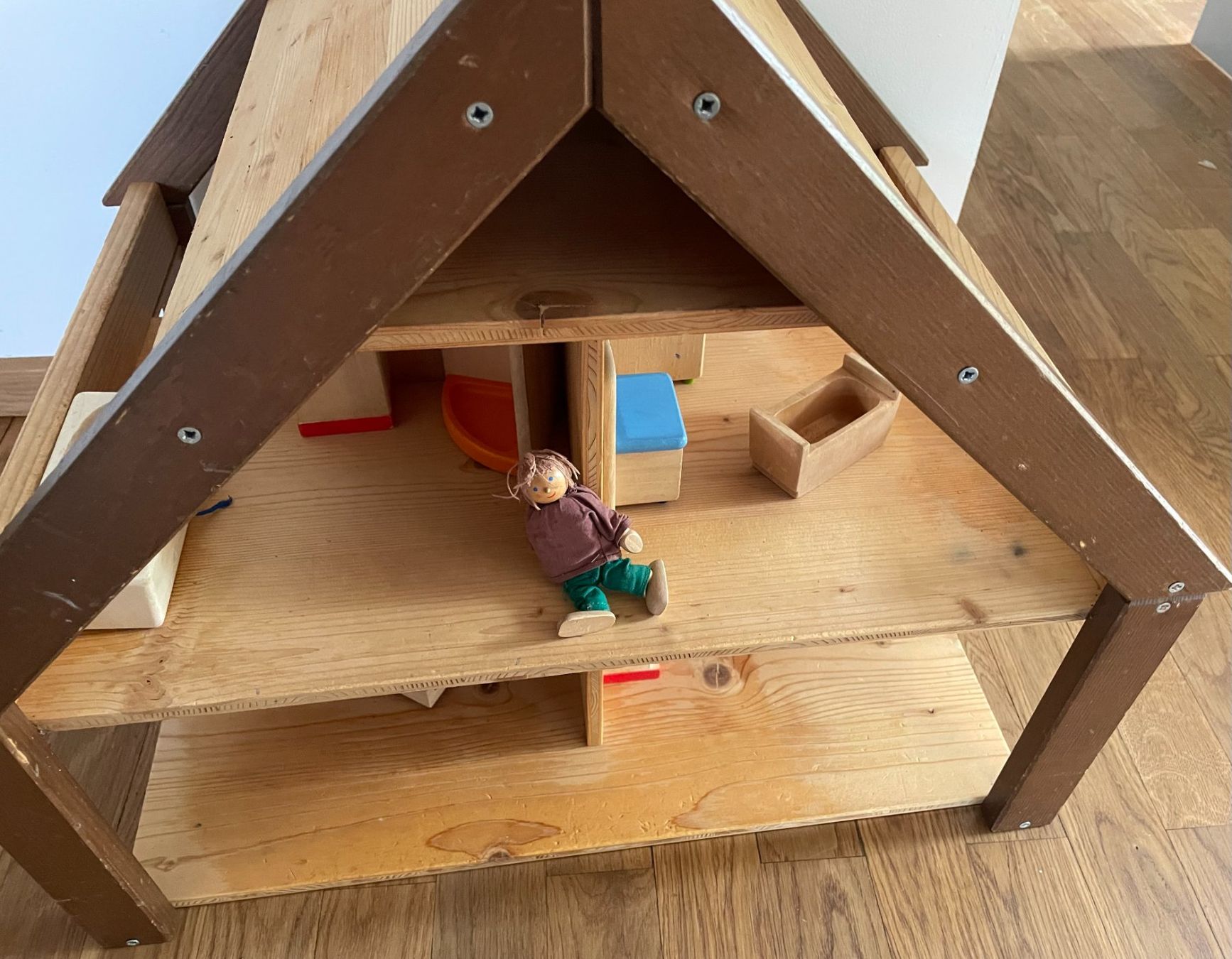 Puppenhäuser & -möbel: Puppenhaus mit einigen Möbel, Zürich – Gebraucht aus Zuerich von Fuchsia3030