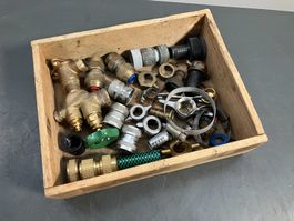 Post. div. Hähne, Schellen, Stutzen mit Holzkiste ab 1.-