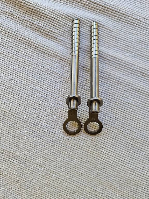 Kletterausrüstungen: Spenden-Auktion: 2 Eisschrauben Titanium – Gebraucht aus Wasen im Emmental von Hopeful_Hearts_Foun. 1