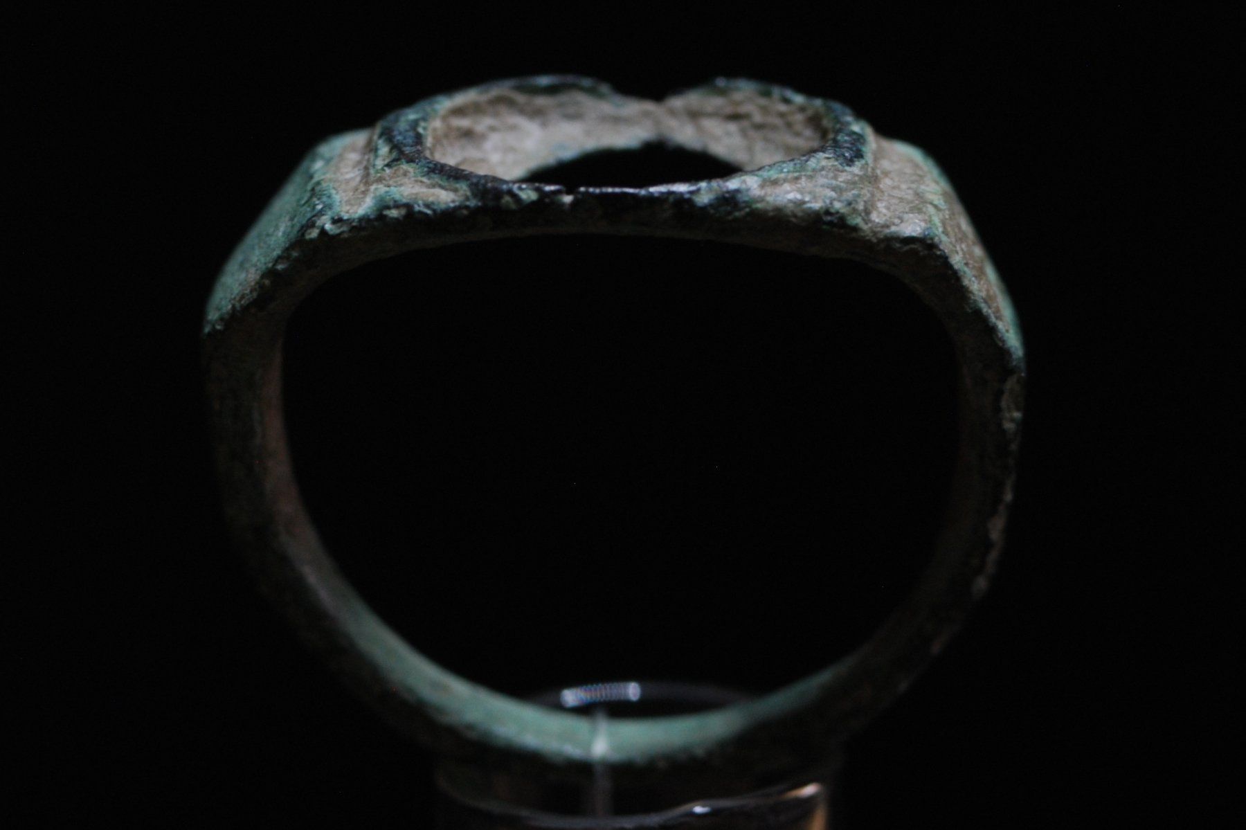 Anelli: Antiker römischer Bronze-Fingerring mit Steinfassung – Usato da Winterthur venduto da MountOlympus 2