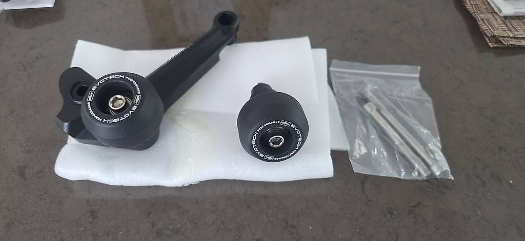 Tutti i ricambio per moto: Crash pad Evotech s1000rr et m1000rr BMW – Usato da Boussens venduto da tot_6kjh 1