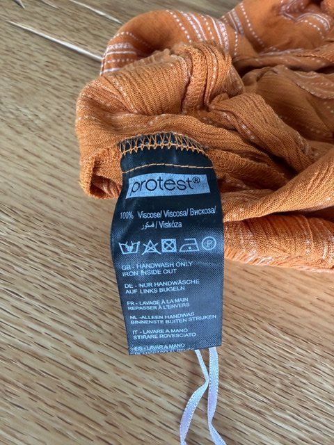 Protest Pantaloni: Schöne Protest Mädchen Shorts Grösse XS / 34 – Usato da Hohenrain venduto da Kiendan 3