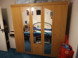 Sehr schöner Schlafzimmerschrank von guter Qualität