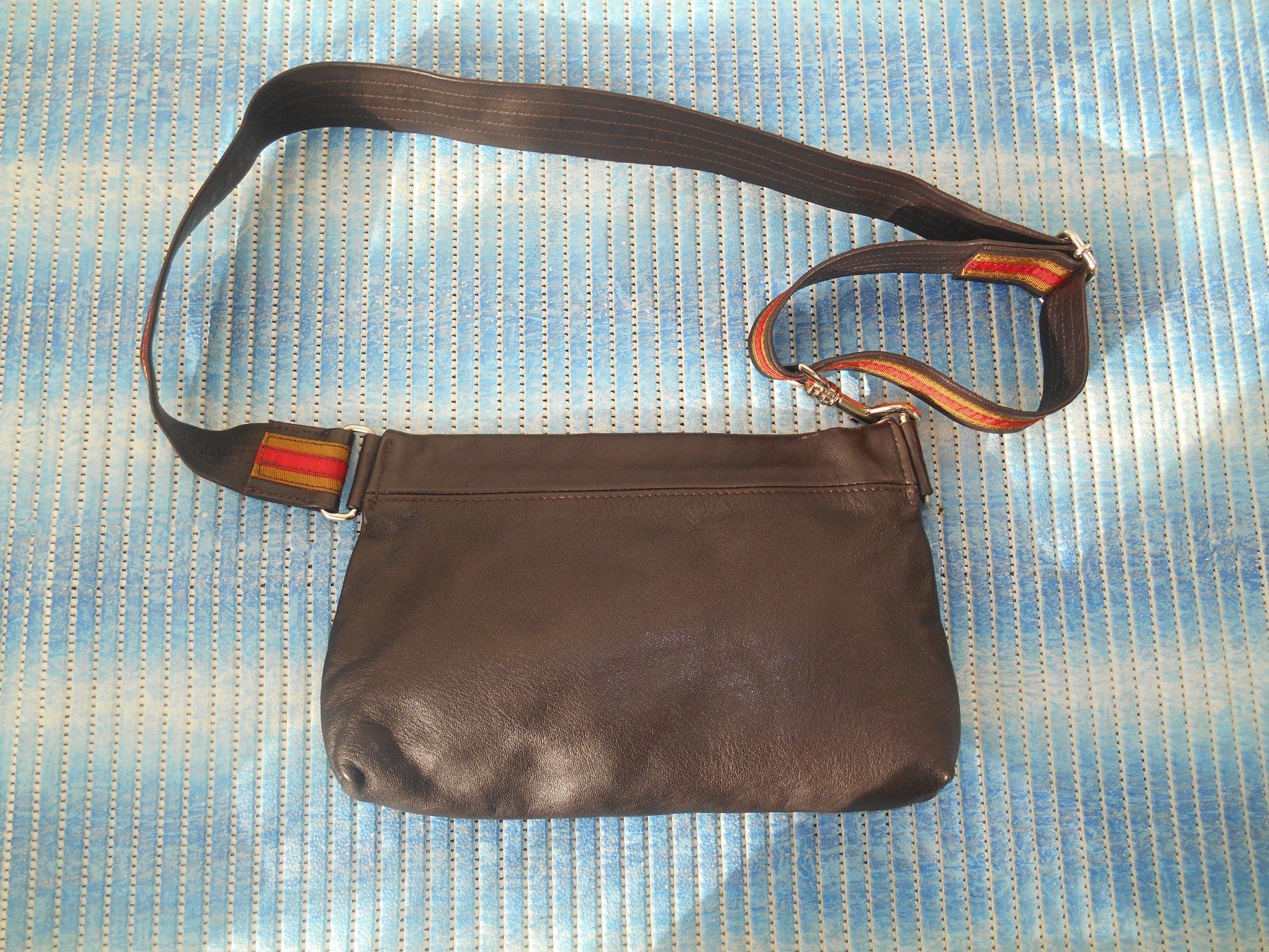 Kleinbasel Borse da donna: Klein Basel Leder  Tasche/Umhängetasche – Usato da Basel venduto da chien008 1